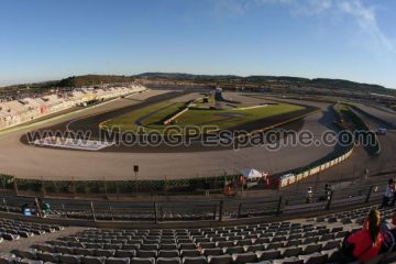 Tribune BLEUE <br />MotoGP Valence <br /> Circuit Cheste